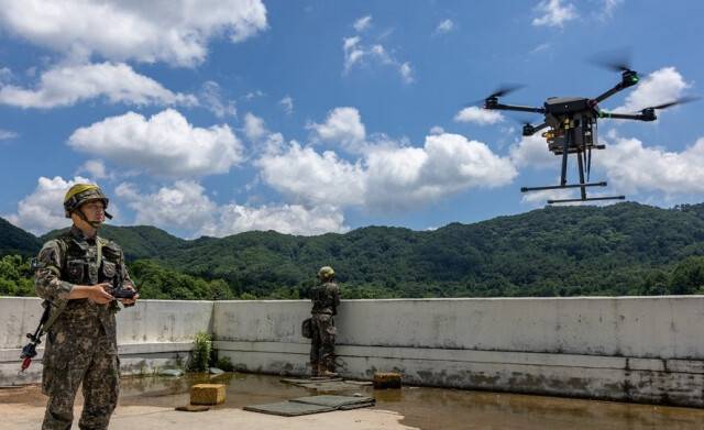 육군 장병이 드론을 이용한 폭탄투하 훈련을 하고 있다. 연합뉴스