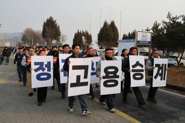 한국GM 하청노동자들이 고용승계를 요구하는 팻말을 들고 행진하는 모습. 민주노총 금속노조 제공