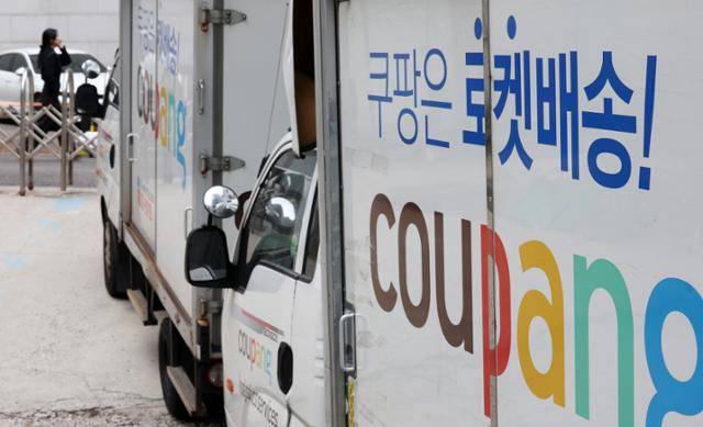 12일 서울 시내의 한 쿠팡 차고지에 배송 트럭이 주차돼 있다. 뉴시스