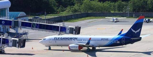 2024년 강원 양양공항에서 운항을 앞둔 플라이강원 항공기의 모습. 양양=연합뉴스