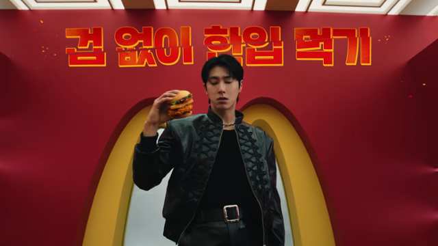 한국맥도날드는 20일 '맥크리스피 마라 버거' 2종을 출시하면서 '열정맨' 유노윤호가 모델로 참여한 '열정의 마라맛 4번째 레슨' 영상을 공개했다. 유튜브 캡처