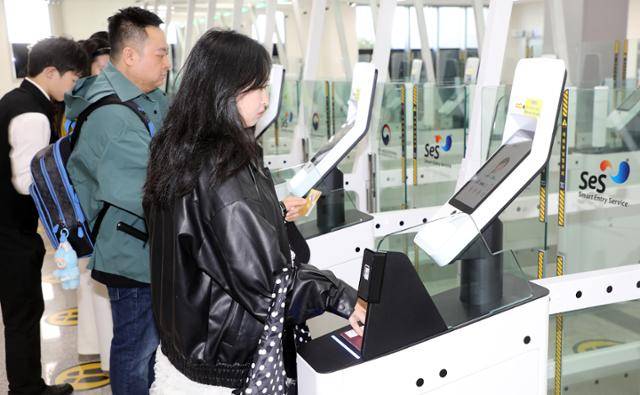 제주 서귀포시 강정동 강정크루즈여객터미널에서 크루즈 관광객들이 국내 첫 자동 출입국 심사대를 이용하고 있다. 뉴스1