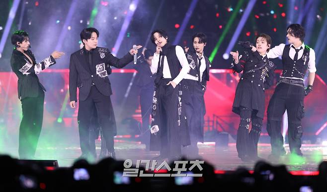 ‘2025 코리아 그랜드 뮤직 어워즈 with iM뱅크’(2025 KGMA) 첫날 아티스트데이가 14일 오후 인천 영종도 인스파이어 아레나에서 펼쳐졌다. 그룹 에이티즈가 공연을 펼치고 있다. 영종도(인천)=KGMA특별취재단/2025.11.14./