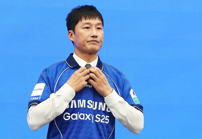 <yonhap photo-3027=""> 수원 삼성 이정효 감독 취임 (수원=연합뉴스) 홍기원 기자 = 프로축구 K리그2 수원 삼성 블루윙즈 이정효 신임 감독이 2일 경기도 수원시 권선구 도이치오토월드에서 열린 취임식에서 유니폼을 입고 포즈를 취하고 있다. 2026.1.2 xanadu@yna.co.kr/2026-01-02 14:27:06/ 연합뉴스</yonhap>