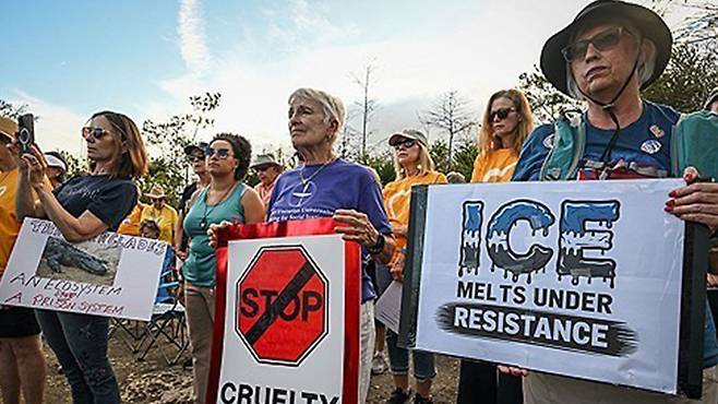 ICE의 불법 이민자 단속에 반대하는 시위