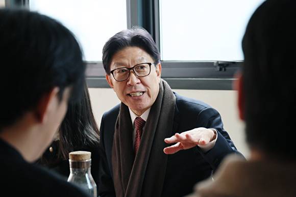 박형준 부산광역시장이 지난 2일 부산지역 대학생 신년 청년정책 소통 간담회에 참여하고 있다. [사진=부산광역시]