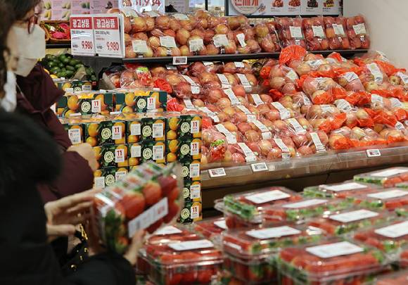 서울의 한 대형마트에서 시민들이 장을 보고 있다. [사진=연합뉴스]