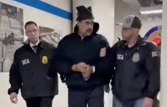 지난 3일 체포된 마두로 베네수엘라 대통령이 미국 마약단속국(DEA) 뉴욕 지부로 추정되는 건물로 이송돼 구금시설로 향하고 있다. [사진 백악관 신속대응팀 X 캡처]