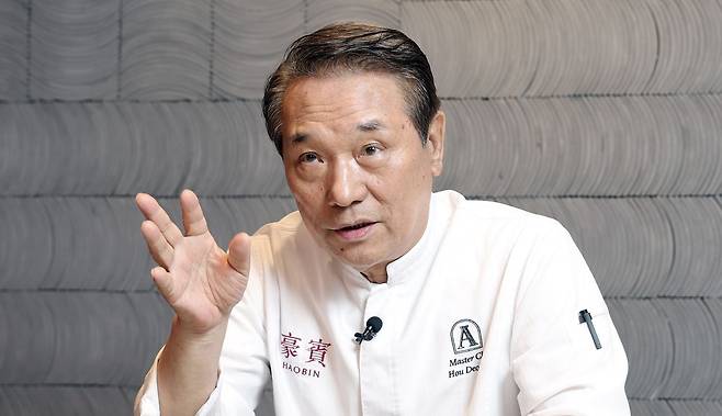 후덕죽 셰프가 16일 오후 앰베서더 서울 풀만 호텔에서 중앙일보와 인터뷰하고 있다. 강정현 기자