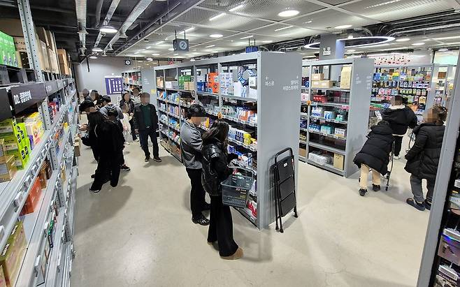 지난 18일 오후 광주광역시 광산구 수완지구의 한 창고형 약국에서 손님들이 약을 구매하고 있다. 황희규 기자