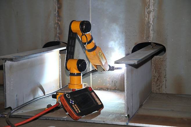 한화오션에서 선박 용접작업을 하는 협동로봇 모습. 사진 한화오션