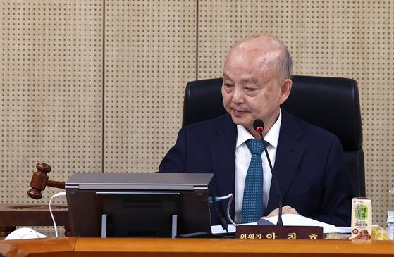 안창호 국가인권위원장이 지난해 11월 24일 오후 서울 중구 인권위원회에서 제21차 전원위원회를 주재하고 있다. 뉴스1