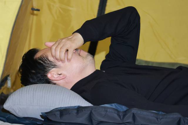 ▲ 더불어민주당에 통일교·공천헌금 ‘쌍특검’ 수용을 요구하며 엿새째 단식 농성 중인 국민의힘 장동혁 대표가 20일 국회 로텐더홀에 마련한 단식 농성장 텐트에 누워 진찰을 받고 있다. 연합뉴스