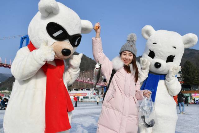 ▲ 사진은 동남아시아 관광객들이 산천어축제를 즐기고 있다.