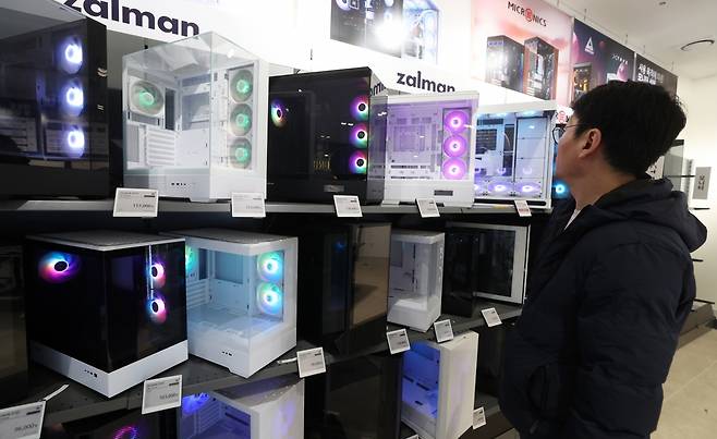 D램·SSD 급등에 용산 조립 PC 가격 한 달 만에 15만~20만원 상승… 28일 서울 용산구 전자랜드 상가 한 매장에 조립pc가 진열되어 있다. 2025.10.28 / 사진=한경 이솔 기자