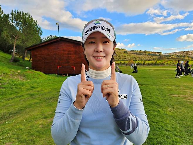 박지영이 18일(현지시간) 포르투갈 포르티망 모르가도CC에서 한국경제신문과 만나 "올해 통산 11승을 달성하겠다"고 다짐하면서 '숫자 11'을 손으로 표현하고 있다. 포르티망=서재원 기자