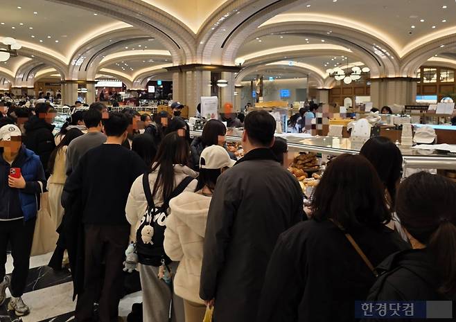 지난 17일 오후 서울 강남의 한 백화점 지하 디저트 전문관 내 두바이쫀득쿠키(두쫀쿠)를 판매하는 매장 앞에 대기줄이 길게 늘어서 있다. 사진=김대영 기자