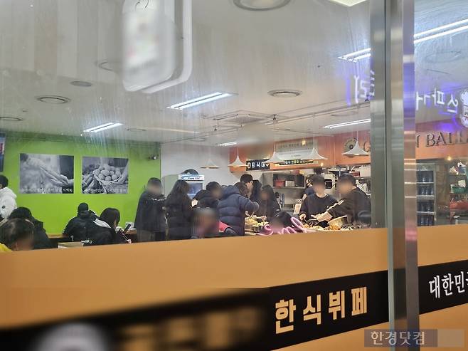 붐비는 노량진 한식뷔페/사진=유지희 기자