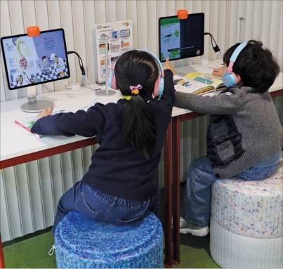 경기 수원 경기도서관에서 아이들이 웅진그룹의 인공지능(AI) 독서 플랫폼 ‘북스토리’를 이용하고 있다. 웅진그룹 제공