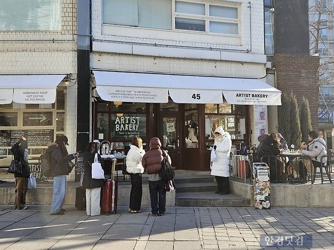 20일 오전 8시 50분 서울 종로구 아티스트 베이커리에서 매장 식사 고객 11팀이 입장을 대기를 하고 있다. /사진=박수빈 기자
