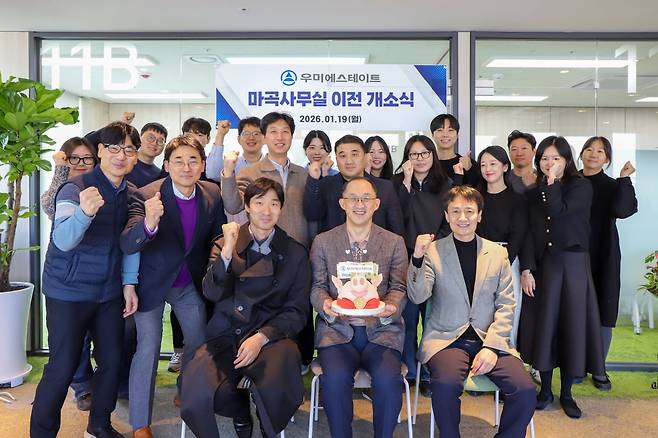 김정훈 우미에스테이트 대표(가운데)와 임직원들이 19일 서울 강서구 마곡 뉴브 클라우드힐스에서 열린 사무실 이전을 기념하며 기념촬영을 하고 있다. 사진=우미에스테이트