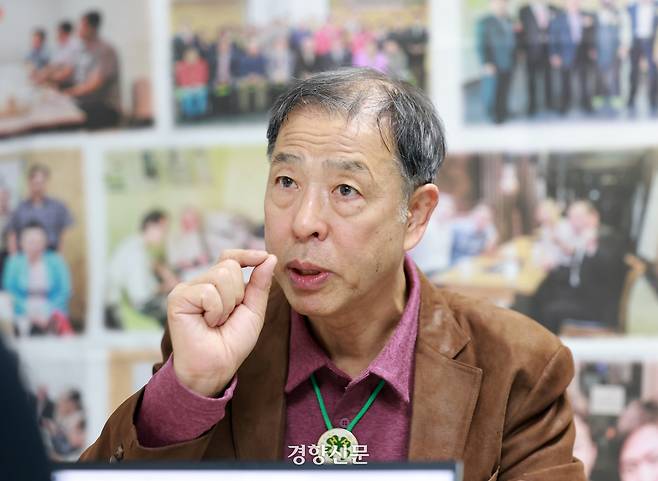 이창호 사단법인 더불어사는사람들 대표가 지난 16일 서울 종로구 사학회관에서 경향신문과 인터뷰 하고 있다.  정지윤 선임기자