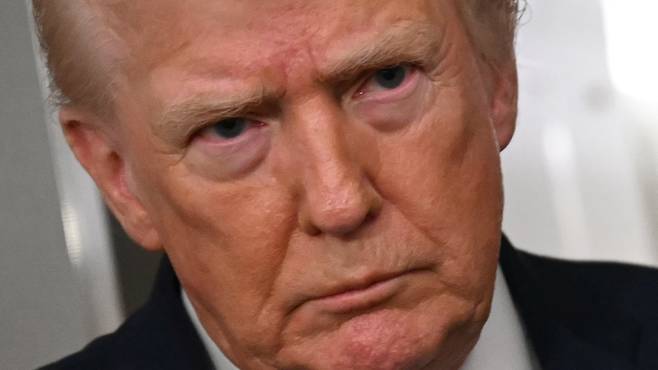 지난 11일 도널드 트럼프 미국 대통령이 전용기 에어포스원 기내에서 취재진과 대화하고 있다. AFP연합뉴스