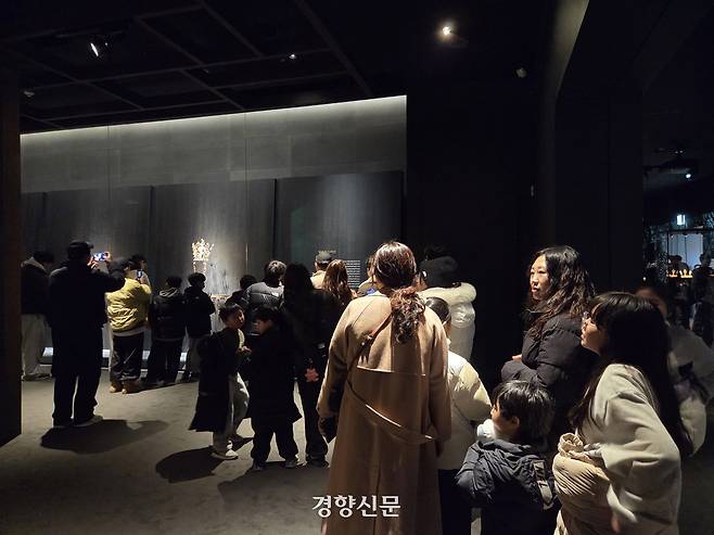 지난 2월12일 국립경주박물관 ‘신라 금관, 권력과 위신’ 특별전 전시실에 평일임에도 많은 관람객이 줄지어 금관을 관람하고 있다. 김현수 기자