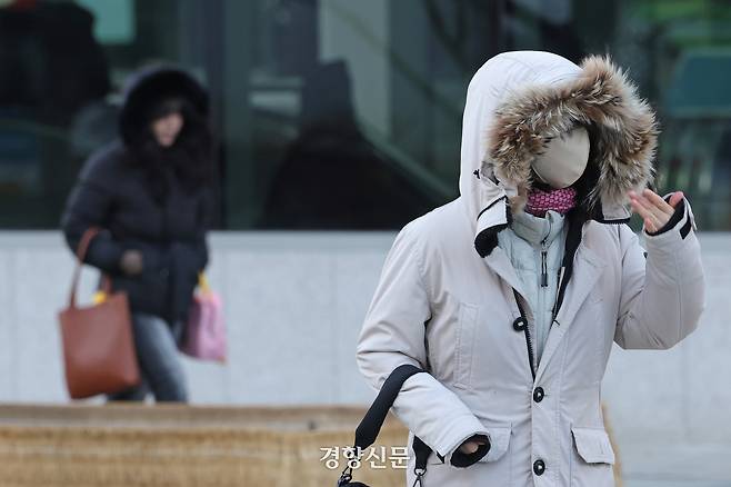 서울 중구 세종대로에서 시민들이 추위를 뚫고 출근하고 있다. 정효진 기자