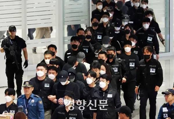 지난해 10월18일 캄보디아에서 보이스피싱 등 범죄에 가담해 현지 이민 당국에 구금됐던 한국인들이 인천공항을 통해 송환되고 있다. 문재원 기자