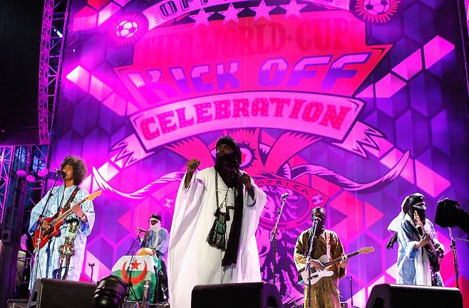 아프리카 록밴드 티나리웬이 2010년 6월10일(현지시간) 남아프리카공화국 요하네스버그 올랜도 스타디움에서 열린 2010 국제축구연맹 월드컵 개막 기념 콘서트에서 공연하고 있다. Gettyimages/이매진스