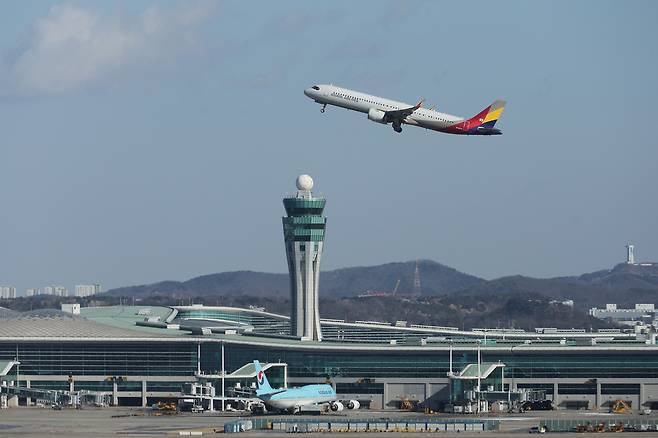 This photo of an Asiana aircraft taking off from Incheon Airport on Jan. 13 is not directly related to the article. (Yonhap)