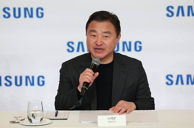Samsung Electronics CEO Roh Tae-moon speaks to reporters during a press conference held in Las Vegas on Jan. 6, 2026, a day ahead of the opening of CES 2026. [YONHAP]