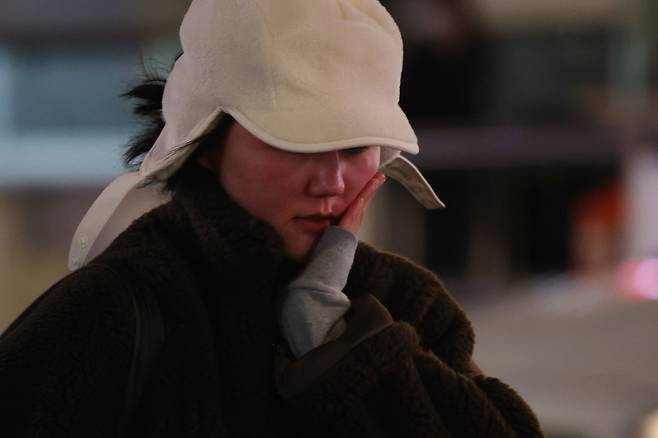 A pedestrian crosses the Gwanghwamun intersection on Jan. 19. [YONHAP]