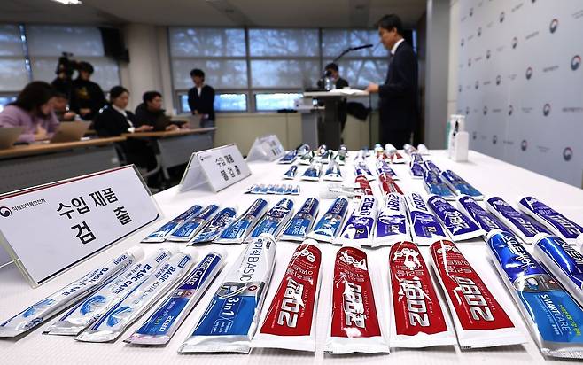 The Ministry of Food and Drug Safety displays Aekyung Industrial’s 2080 toothpaste on Jan. 20, at the briefing room of the Seoul Regional Office in Yangcheon District, western Seoul. [NEWS1]