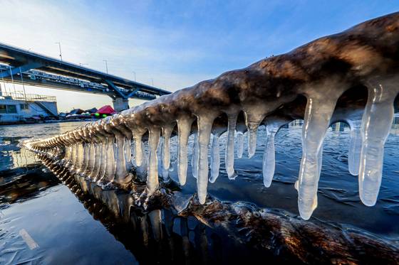 Icicles form along the Han River near Gwangjin District, eastern Seoul, on Jan. 20. [NEWS1]