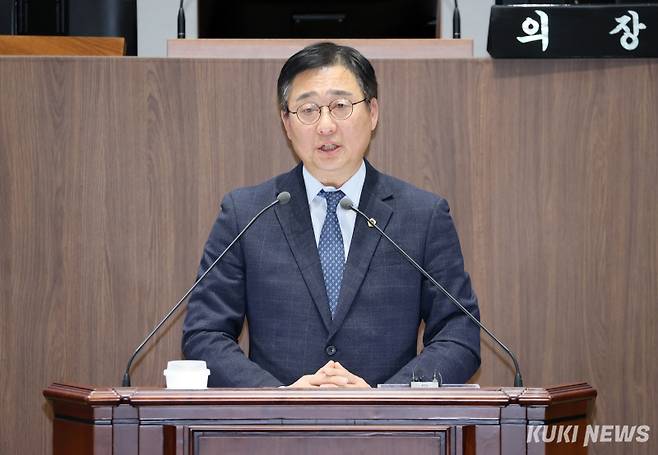 충남도의회 더불어민주당 김선태 원내대표가 20일 열린 제363회 임시회 제1차 본회의에서 교섭단체 대표연설을 하고 있다.