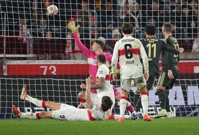 우니온 베를린의 정우영(오른쪽 두 번째)이 19일(한국시간) 독일 슈투트가르트 MHP아레나에서 열린 슈투트가르트와의 2025-2026 분데스리가 18라운드 경기에서 후반 38분 동점골을 터뜨리고 있다. AP뉴시스