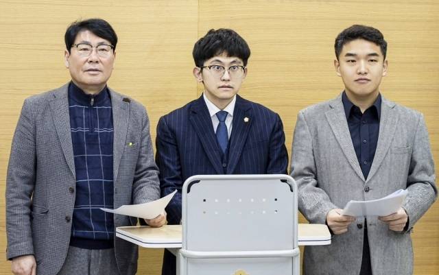의왕시의회 서창수·박현호·한채훈 의원(왼쪽부터)이 의왕·군포·안산 공공주택지구 내 자원회수시설(소각장) 건립 계획의 전면 백지화를 요구하는 성명서를 발표하고 있다. 의왕시의회 제공