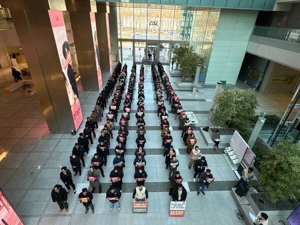 ▲13일 서울 양천구 목동 SBS사옥에서 열린 'SBS 기술국 통폐합 저지, A&T 단협 위반 분쇄 조합원 결의대회'. 사진출처=언론노조 SBS본부.