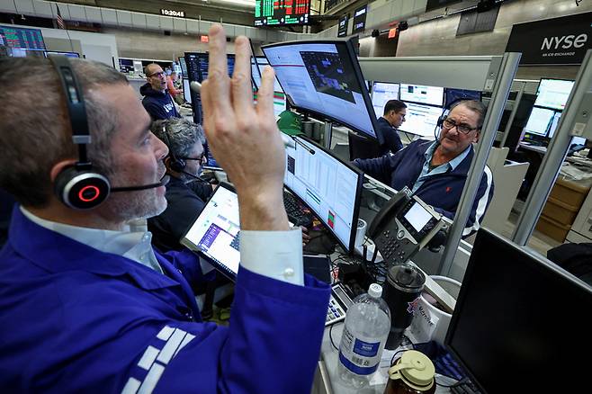 미국 뉴욕증권거래소(NYSE) 아메리칸 객장에서 선물·옵션 트레이더들이 업무를 보고 있다. [사진=로이터연합]