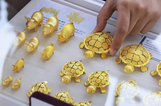 서울 종로구 한국금거래소에서 직원이 금제품을 정리하고 있다. [연합뉴스]