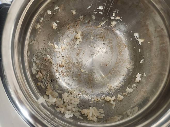 스텐 내솥 밥솥에 밥알이 덕지덕지 붙어 있다.[전종헌 기자]