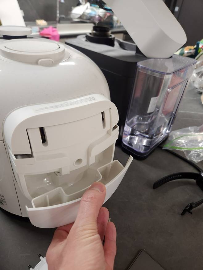 쿠첸 123 밥솥은 물받이 재질이 투명하지가 않아 매번 물이 찼는지 확인해야 한다.[전종헌 기자]