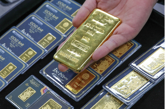 서울 종로구 한 금거래소에서 직원이 골드바를 들어 보이고 있다. (사진=매경DB)