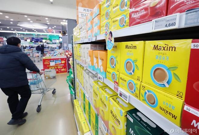 [서울=뉴시스] 조성우 기자 = 19일 오후 서울 시내의 한 대형마트에서 고객이 커피를 살펴보고 있다.  한국소비자단체협의회 물가감시센터가 작년 4분기 서울·경기 지역 420개 유통업체를 조사한 결과, 생활필수품 39개 품목 가운데 28개 가격이 1년 전보다 평균 2.5% 오른 것으로 나타났다. 이 가운데 커피믹스와 고추장은 각각 16.5%, 10.9% 오르며 두 자릿수 상승률을 나타냈다. 2026.01.19.