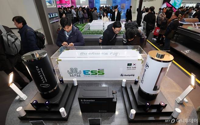 지난해 3월 서울 강남구 코엑스에서 개막한 ‘인터배터리 2025’ 금양부스를 찾은 관람객이 배터리 모형을 살펴보고 있다.  /사진=뉴스1