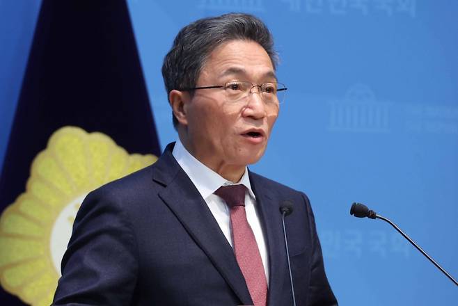 [서울=뉴시스] 조성봉 기자 = 이학재 인천국제공항공사 사장이 20일 오전 서울 여의도 국회 소통관에서 열린 '대통령실의 인천공항공사 불법인사 개입 중단 촉구' 기자회견에서 발언을 하고 있다. 2026.01.20. /사진=조성봉
