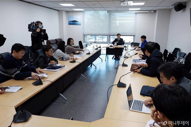 [서울=뉴시스] 고승민 기자 = 이정문 더불어민주당 디지털자산 TF 위원장이 20일 서울 여의도 국회 의원회관에서 TF 회의를 주재하고 있다. 이날 회의에선 스테이블코인 관련 디지털자산기본법(2단계 입법) 여당안이 논의되는 것으로 알려졌다. 2026.01.20. kkssmm99@newsis.com /사진=고승민