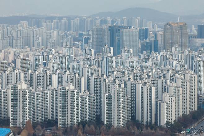 강남 알짜 재건축 단지로 꼽히던 서초진흥아파트의 시공사 선정 입찰이 유찰됐다. 사진은 서울 강남구 트레이드타워에서 바라본 도심 아파트 단지.  /사진=뉴스1